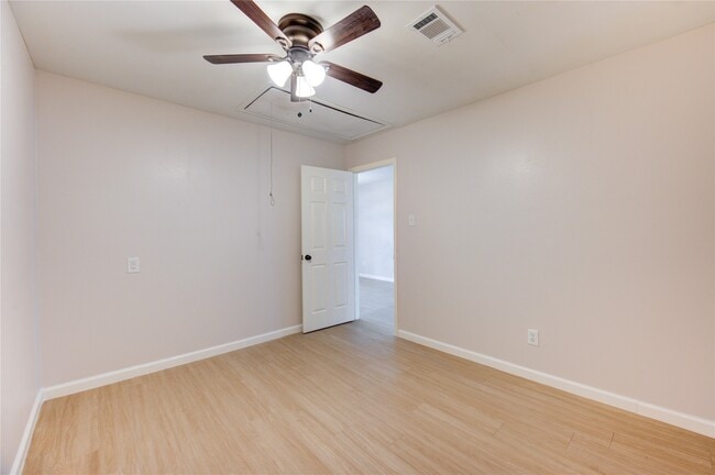 Building Photo - 1120 Mahlmann St