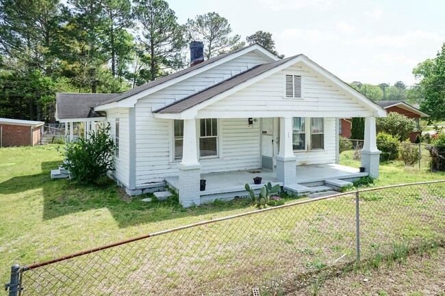 Building Photo - Newly Renovated Two Bedroom Home!