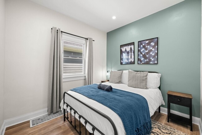 Building Photo - 1215 N Warman Ave