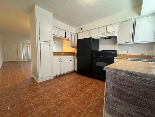 Building Photo - 6405 Westward St