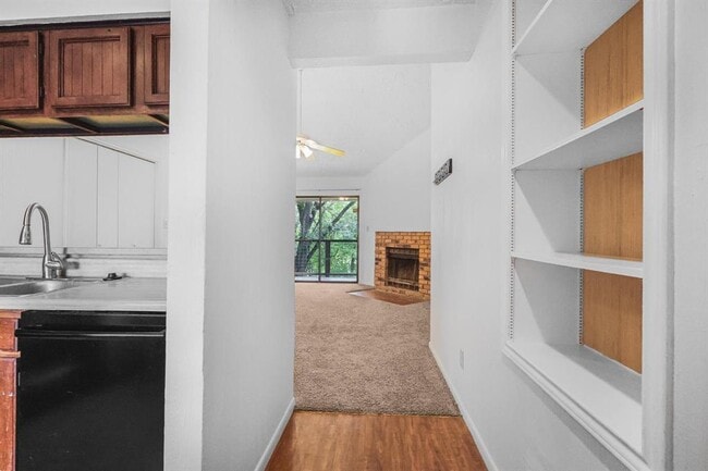 Building Photo - 421 W San Antonio St