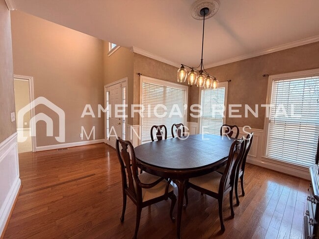 Building Photo - Spacious Five Bedroom Residence in Meadowbrook!