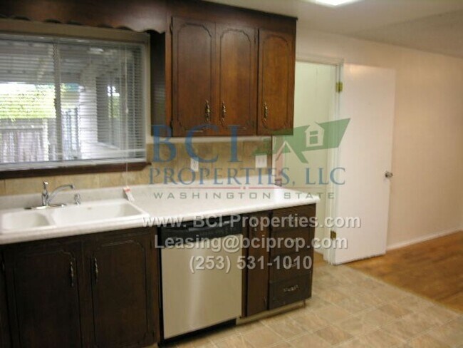 Building Photo - 7440 S Pine St