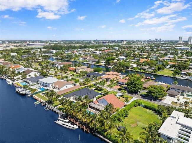 Building Photo - 413 Holiday Dr