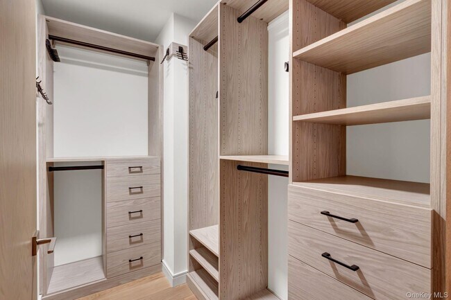 Building Photo - 200 E 21st St