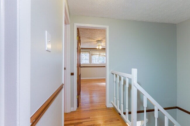 Building Photo - Bright and Spacious Townhome Living Near Reston