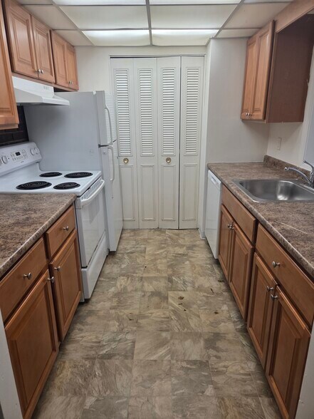 Building Photo - 55 Greentree Ln