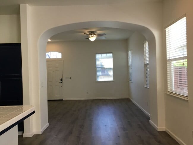 Building Photo - 637 W Fontaine Ln