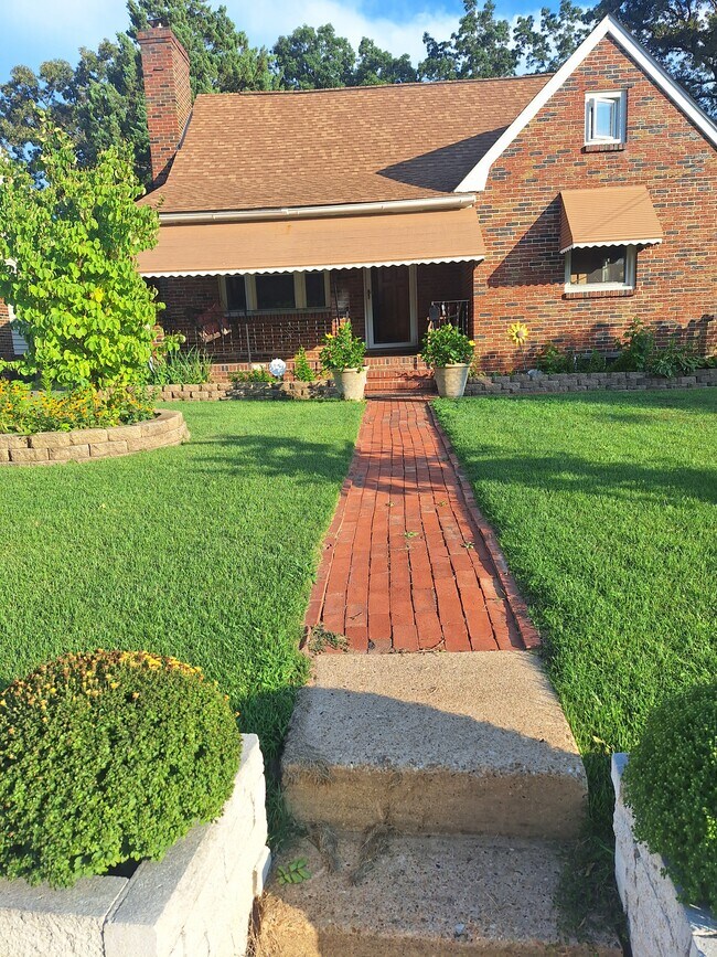 Primary Photo - 813 Myrth Ave