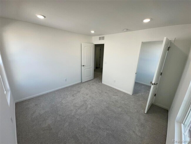 Building Photo - 4881 Marquette Dr