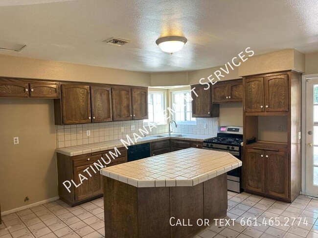 Building Photo - 404 Fairway Dr