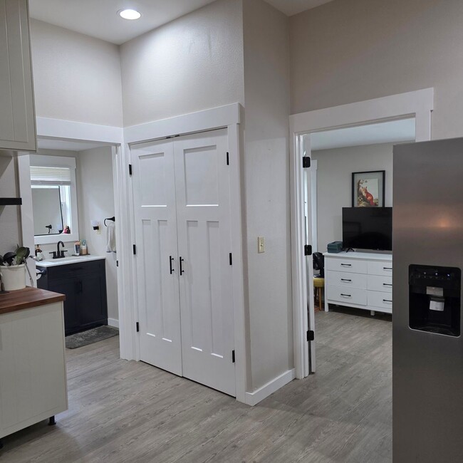 Building Photo - Remodeled 2 Bedroom, 1 Bath Home