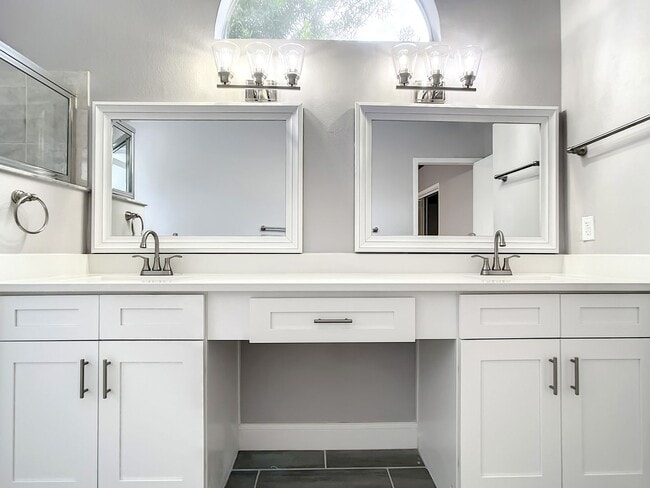 Building Photo - Beautiful 3 Bedroom, 2 Bath POOL Home with 2-Car Garage in the Heart of Hunters Creek!