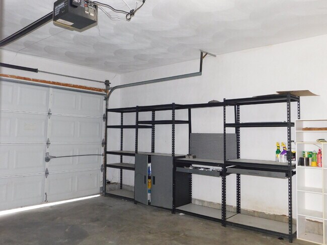 Building Photo - "Spacious 4-Bedroom Gem on Hughart Street with 2.5 Bathrooms and 2108 Sq. Ft. of Comfort!"