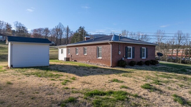 Building Photo - 313 Arrowood St SE