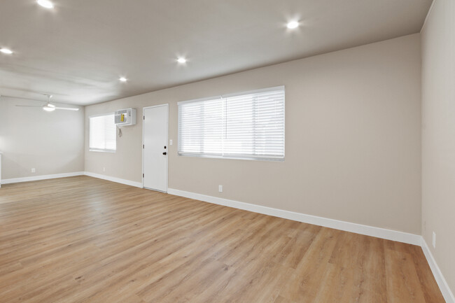 #7 Living Room - 15962 S Myrtle Ave