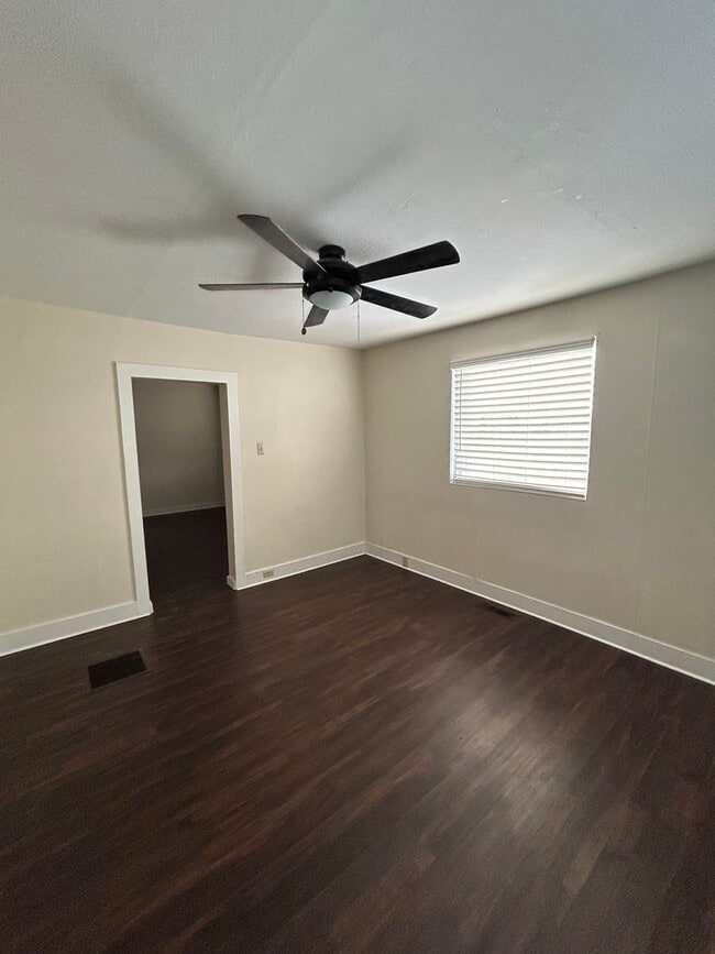 Building Photo - 1121 E 3rd St