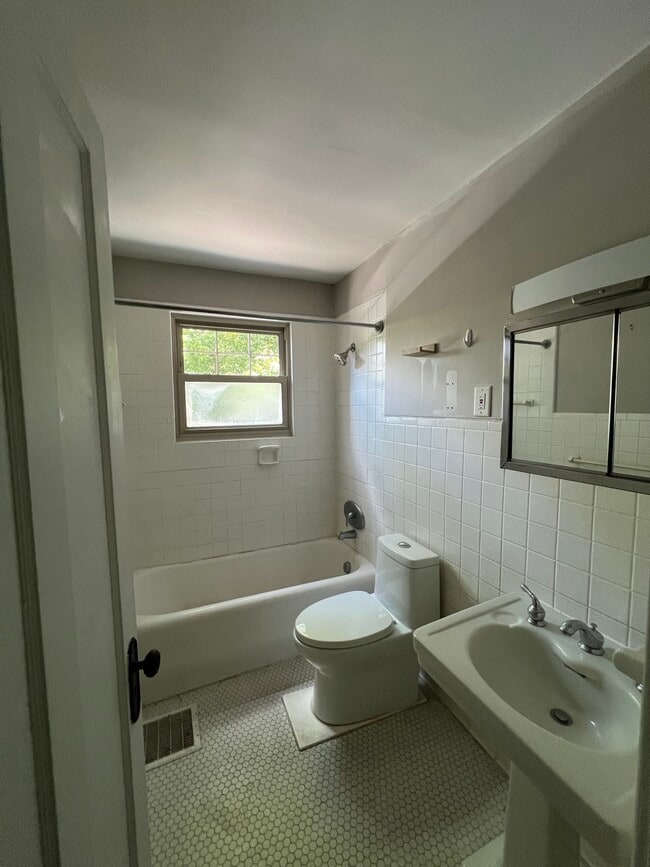 Building Photo - 4038 Clifton Ave