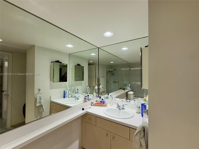 Building Photo - 5600 Collins Ave