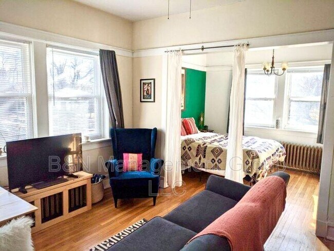 Primary Photo - 1061 W Dakin St