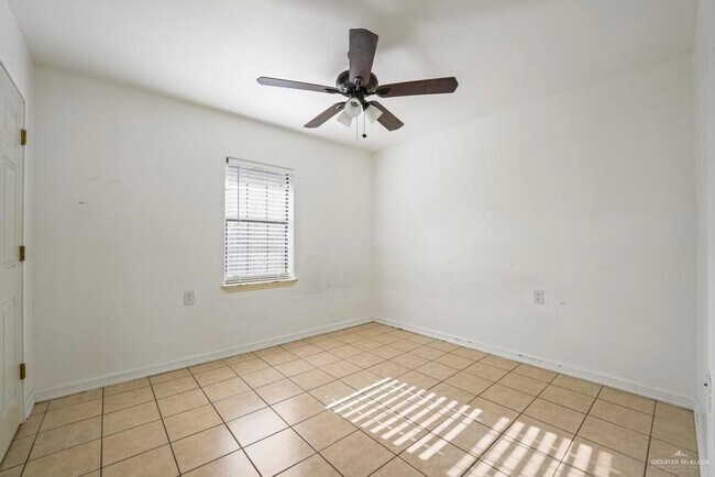 Building Photo - 213 E Sam Houston Blvd
