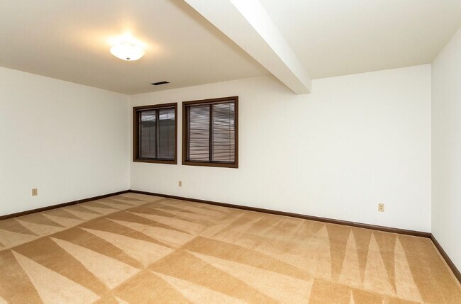 Building Photo - Charming home with Golf Course Views!!!