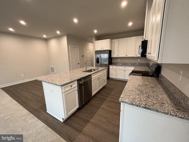 Building Photo - 749 Raeann Dr