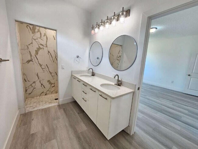 Building Photo - Private Master Bedroom and Bathroom available in a Large, Modern Home. The Master Bedroom feature...