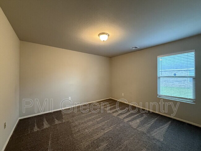 Building Photo - 10545 N 121st E Ave