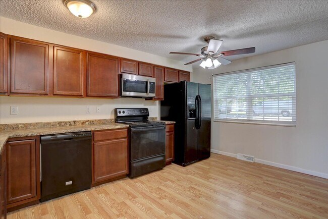 Building Photo - 2+ bedrooms 2.5 bathrooms