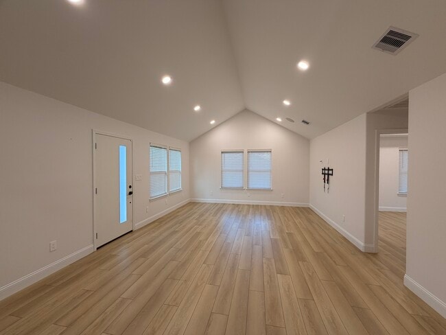 Living Room - 604 E 42nd St