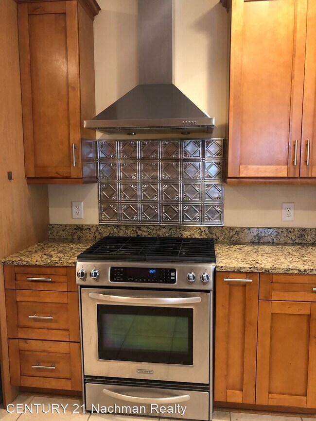 Building Photo - 5 br, 4.5 bath House - 116 Manhoac Run