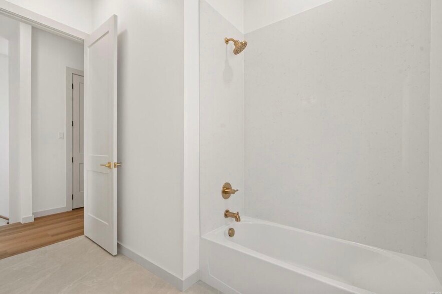 Building Photo - 137 Lakepointe Cove