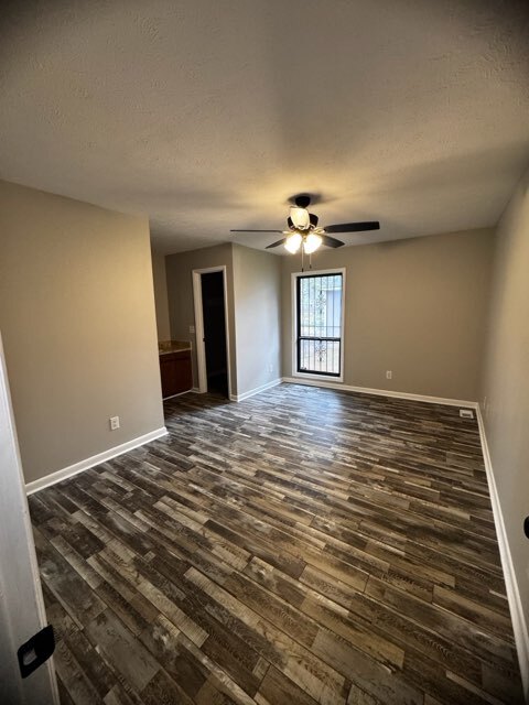 Building Photo - 6885 Kingsgate Dr