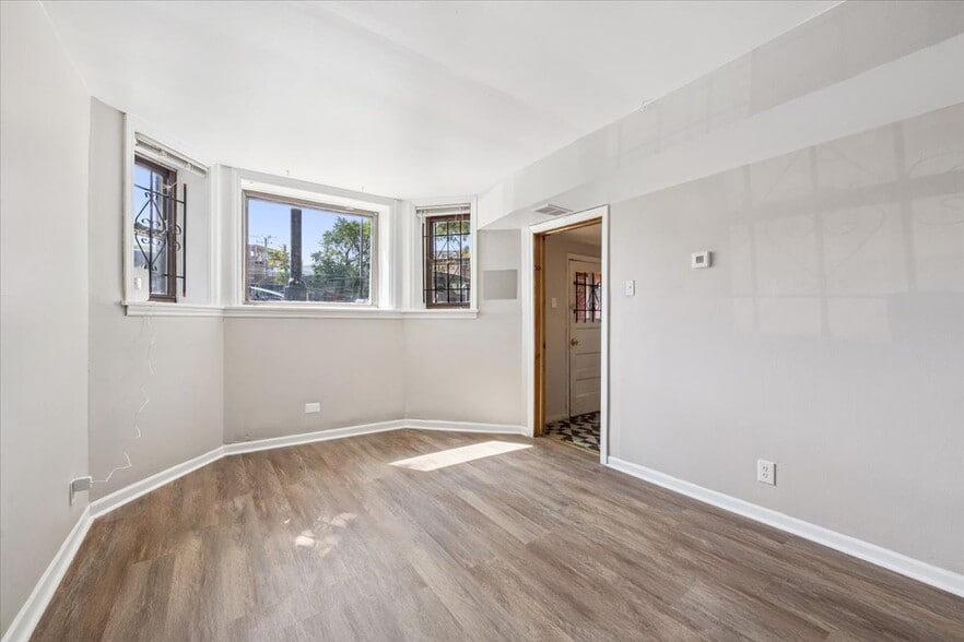 Building Photo - 1128 W Diversey Pkwy