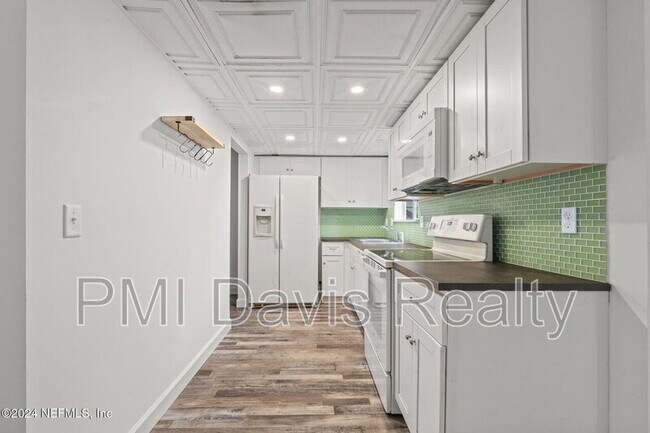 Building Photo - 2300 Twelve Oaks Dr
