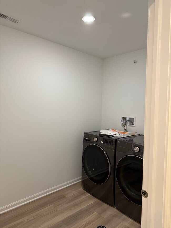 Building Photo - 287 Kingsport Dr