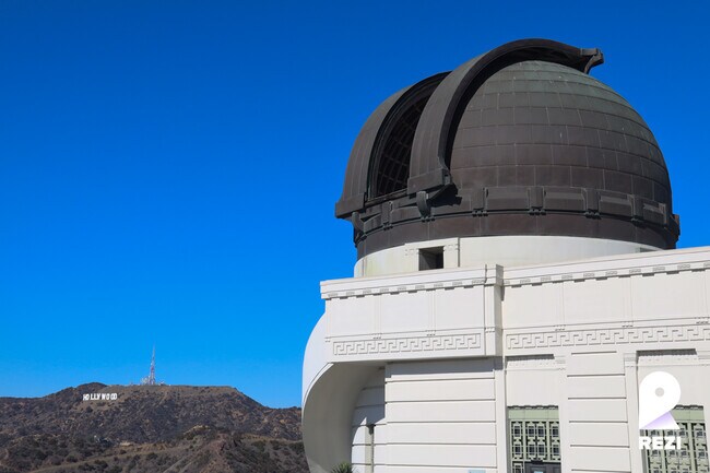 Building Photo - 7040 Woodman Ave