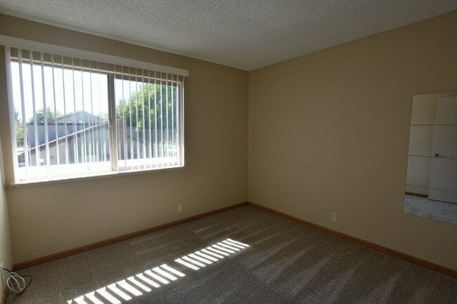 Building Photo - Updated 4 Bedroom, 2.5 Bathroom Townhouse in North San Jose