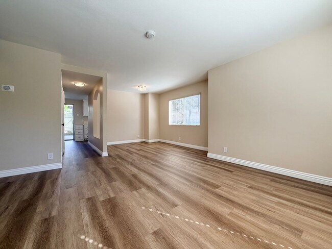 Building Photo - Beautiful End-Unit Townhome 2 bedroom and 1.5 bath