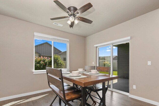 Building Photo - 3 - Bedroom Meridian home on corner lot!!