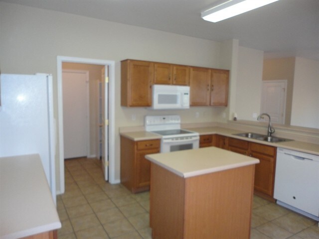 Building Photo - 420 E Palomino Way