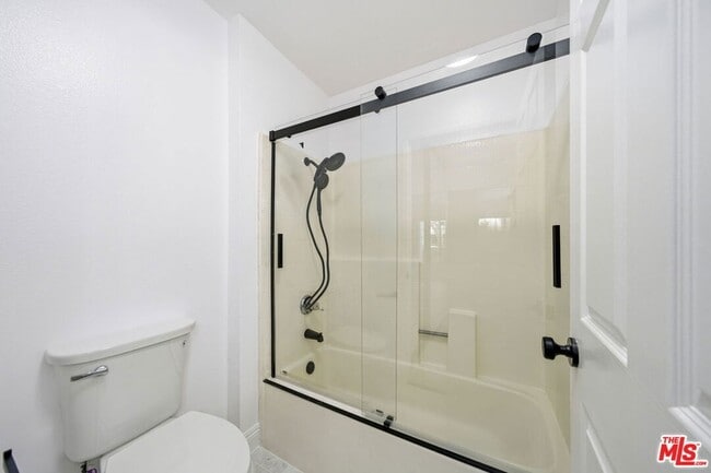 Building Photo - 5530 Owensmouth Ave