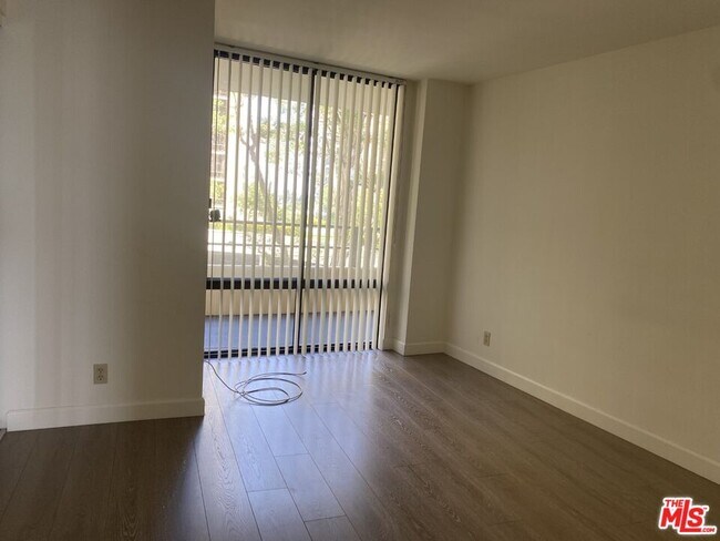 Building Photo - 4265 Marina City Dr