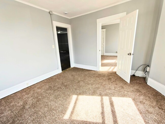 Building Photo - 21 Dale St