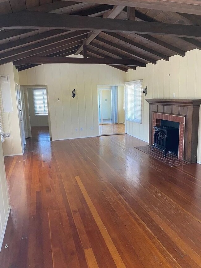 Building Photo - Spacious Studio aand 1-bedroom Apartments in Mission Hills – Prime Location!