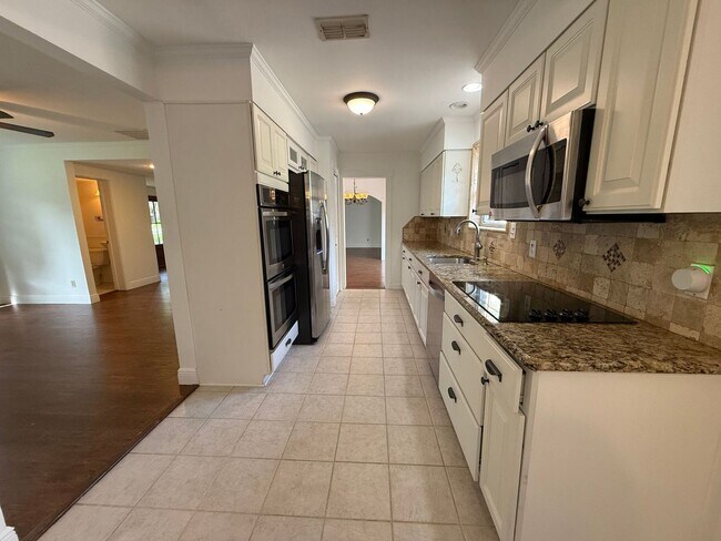 Building Photo - 905 Poinciana Dr