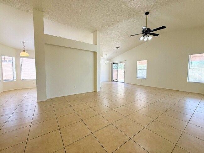 Building Photo - Golf Course Backyard! Updated 3-Bed Home i...
