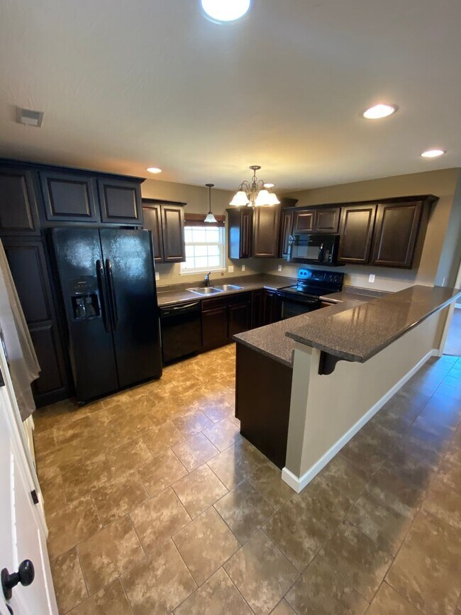 Building Photo - ~*~Gorgeous 2 Bedroom 2 Bathroom Duplex~*~