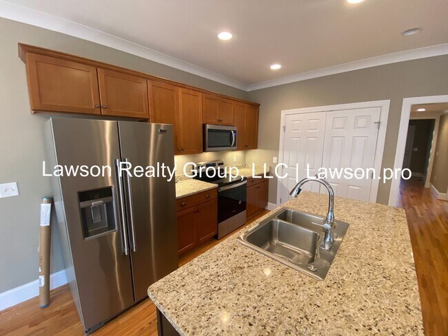 Building Photo - Craftsman Style One Level Living in Southw...